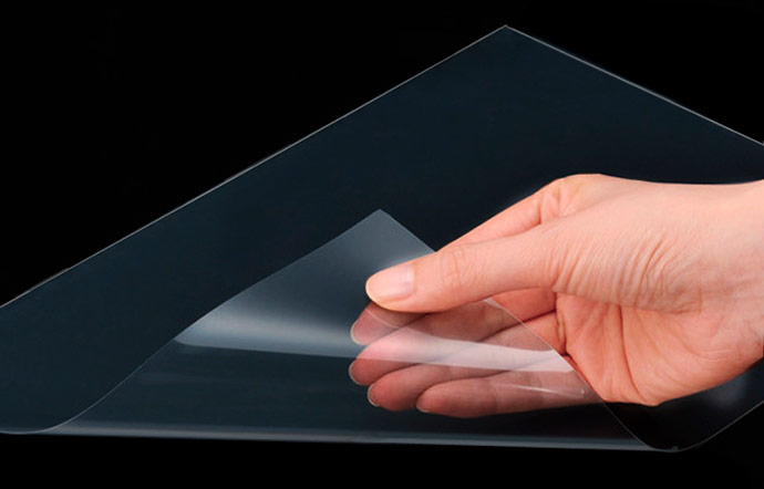 Mano doblando portada de PVC que es completamente transparente