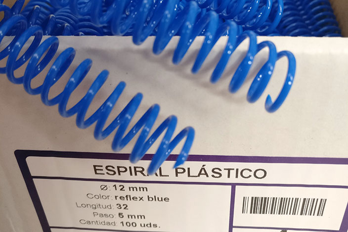 Caja de Asturalba con espirales de plástico azul intenso