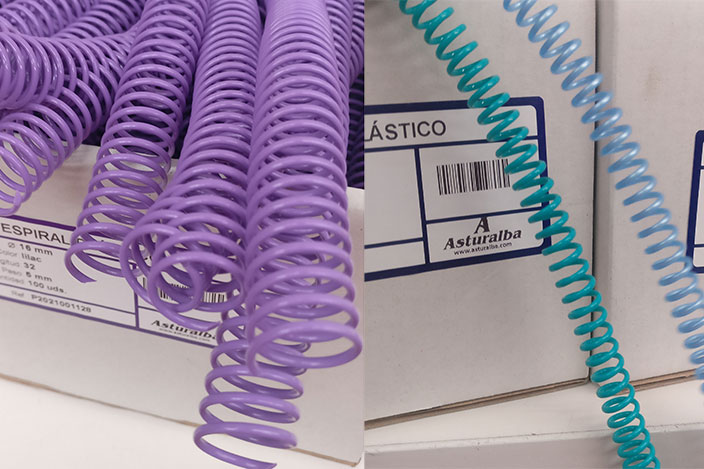 Caja de Asturalba con espirales de plástico lila, verde azulado teal y azul ostra brillante