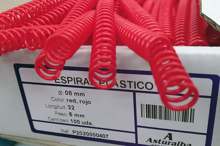 Caja de Asturalba con espirales de plástico rojo