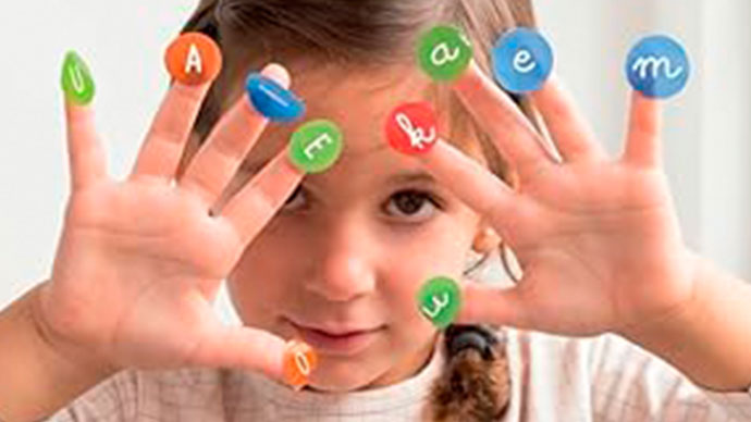 Educativos Jugar con gomets les permite desarrollar la psicomotricidad fina y trabajar varias habilidades y capacidades como el aprendizaje de las formas geométricas, tamaños y medidas, el dominio del espacio, conocimiento de los colores, desarrollo de la creatividad y la lógica, capacidad de trabajar en grupo, etc.