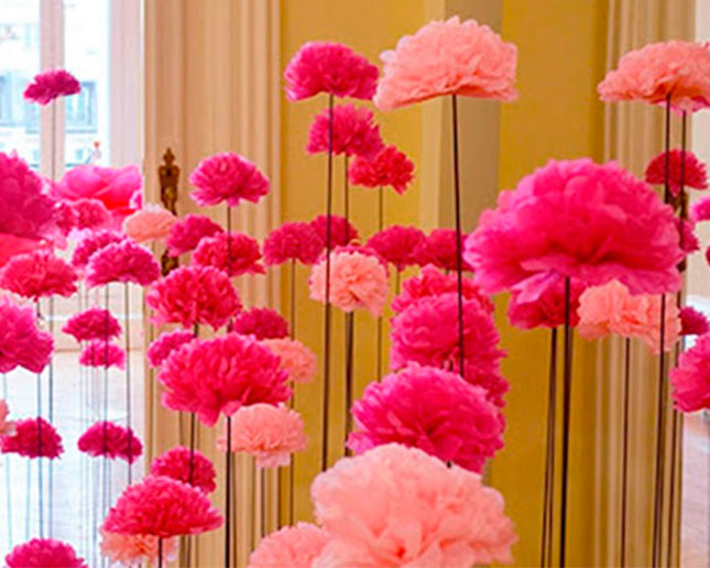 El papel de seda es multiusos, adecuado para envolver regalos, obras de arte, hacer pompones y flores para adornar eventos como galas escolares, bodas, etc.