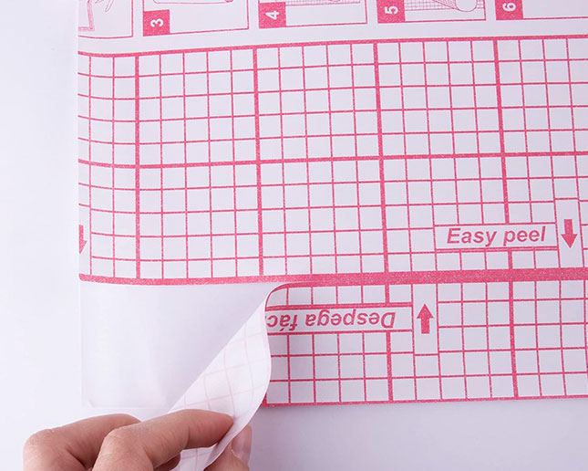 El papel del dorso cuenta con lineas auxiliares para facilitar el corte a medida de cualquier cosa que quieras forrar. Además su adhesivo es reposicionable durante los primeros minutos para que puedas ajustarlo fácilmente.