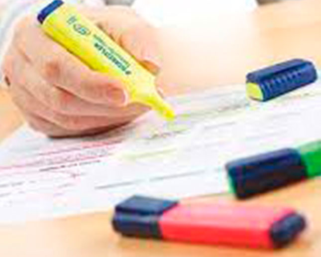 Dos anchos de trazo Su punta biselada ultrasuave te permite hacer un trazo de 2mm - 5mm además gracias a la tinta de secado rápido no mancha las impresiones de inyección de tinta ni los textos manuscritos.