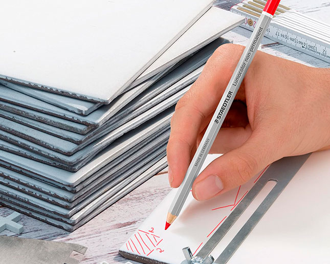 Los lápices de color Staedtler Lumocolor non-permament 108 son ideales para el marcado opaco en casi todas las superficies, incluso las oscuras o las transparentes, por ejemplo, papel, plástico, metal, vidrio, madera, cuero y piedra. Apto para casi todas las superficies