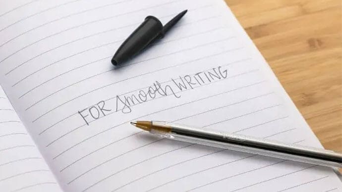 Bolígrafo BIC que ha escrito en cuaderno "FOR smooth WRITING"