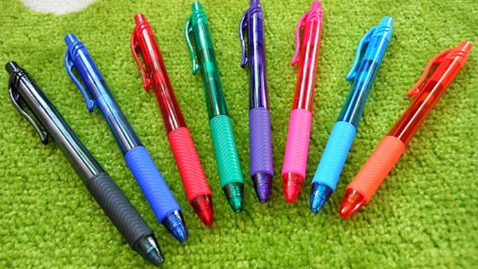 Ocho bolígrafos Pentel Energel en ocho colores diferentes