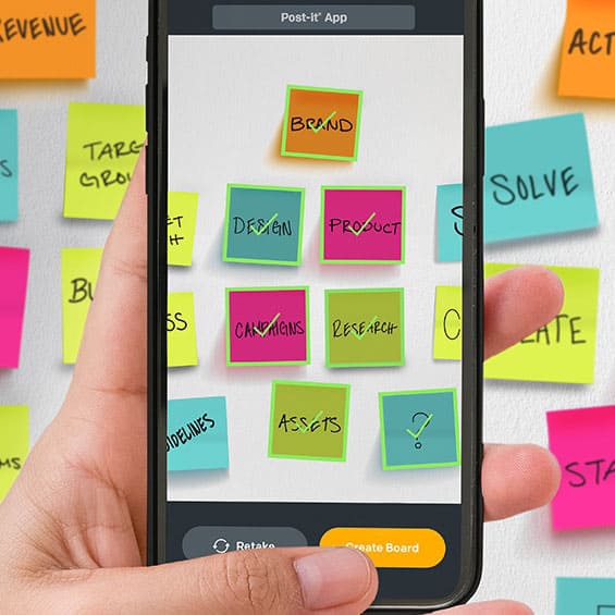 Mano manejando smartphone con Post-it-App