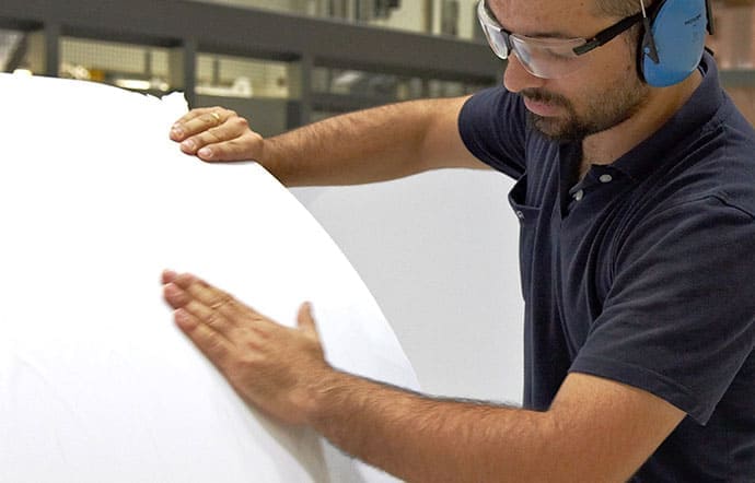 Operario con bobina de papel Navigator