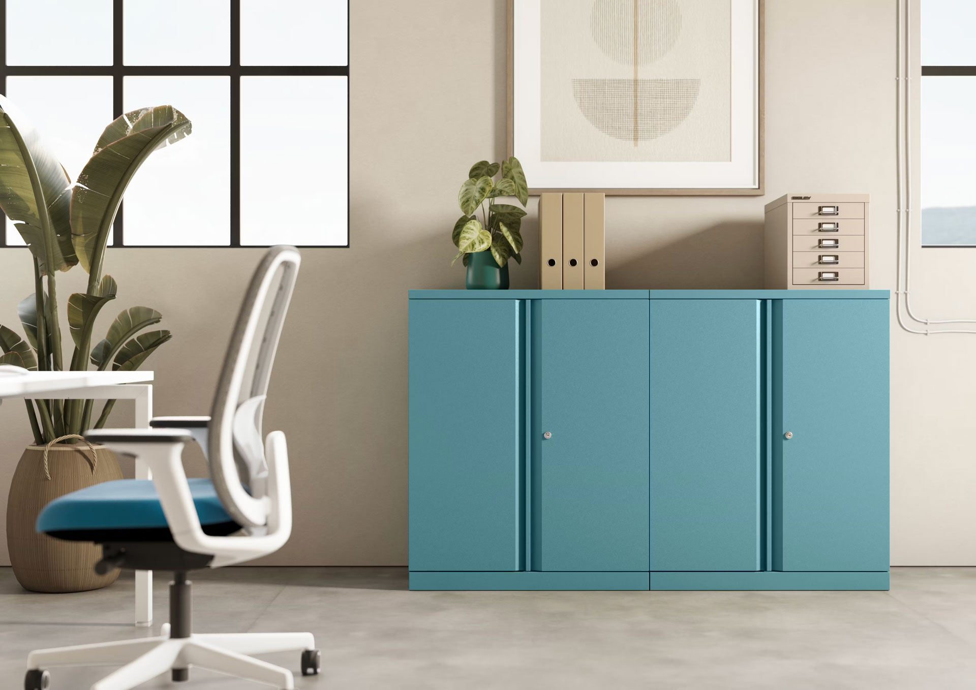 Armario metálico Bisley Essentials azul con puertas batientes en oficina
