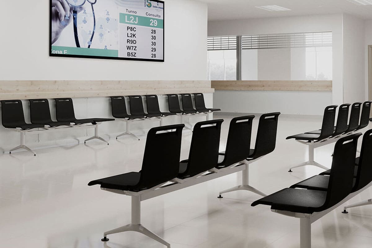 Bancada Mit de Actiu en sala de espera de hospital