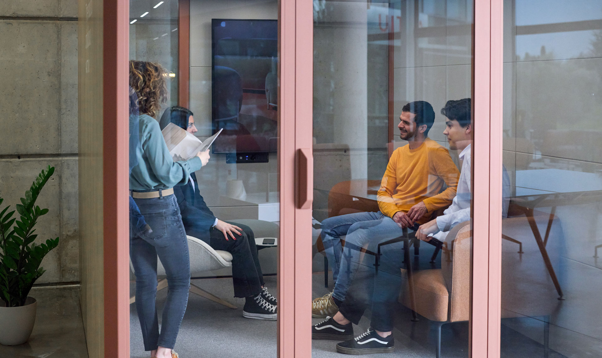 Cabinas acústicas Qyos Actiu para oficinas y espacios de concentración Cabina acústica Qyos Actiu en oficina moderna