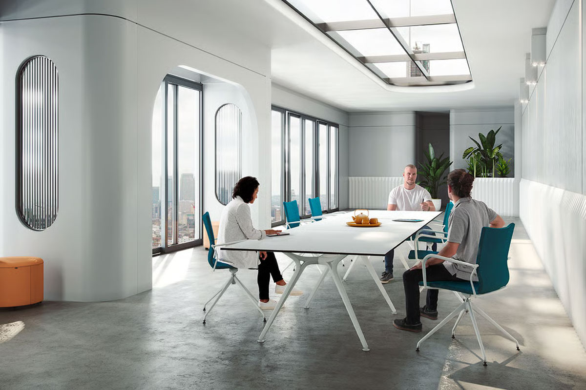 Mesa Arkitek en mesa de reunión en oficina donde se discuten innovaciones tecnológicas
