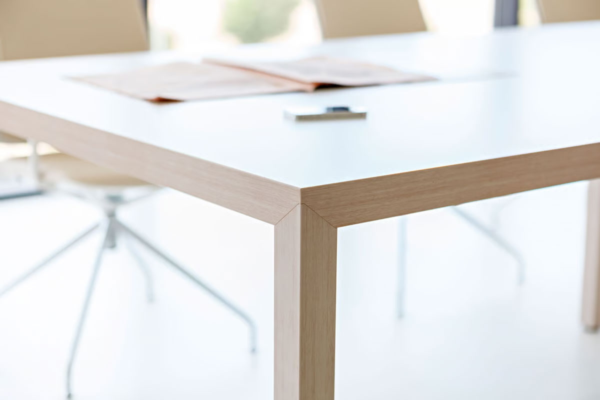 La mesa Prisma es la opción de estética nórdica para oficinas modernas de Actiu Mesa Prisma en oficina de diseño actual