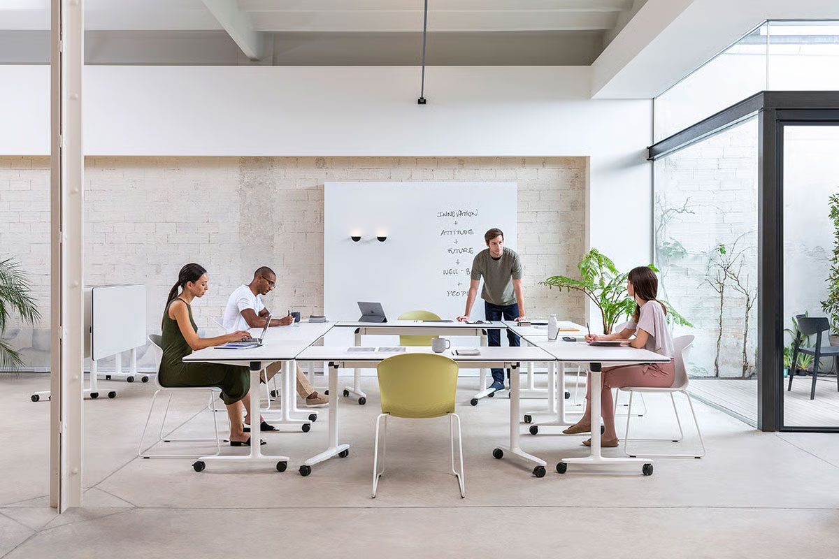 La Talent es una mesa moderna que encaja en entornos colaborativos Mesa Talent en centro de trabajo colaborativo en espacio diáfano