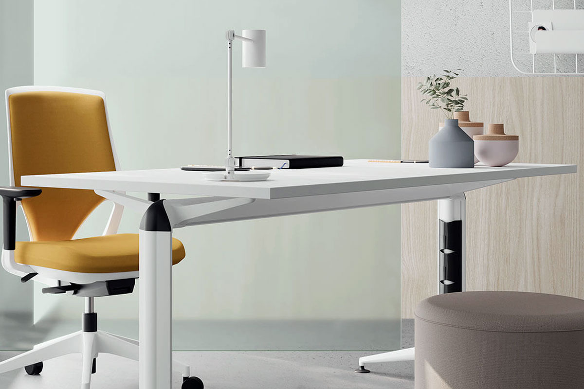 La mesa Trama es una serie configurable para todo tipo de espacios de trabajo Mesa Trama en oficina de teletrabajo