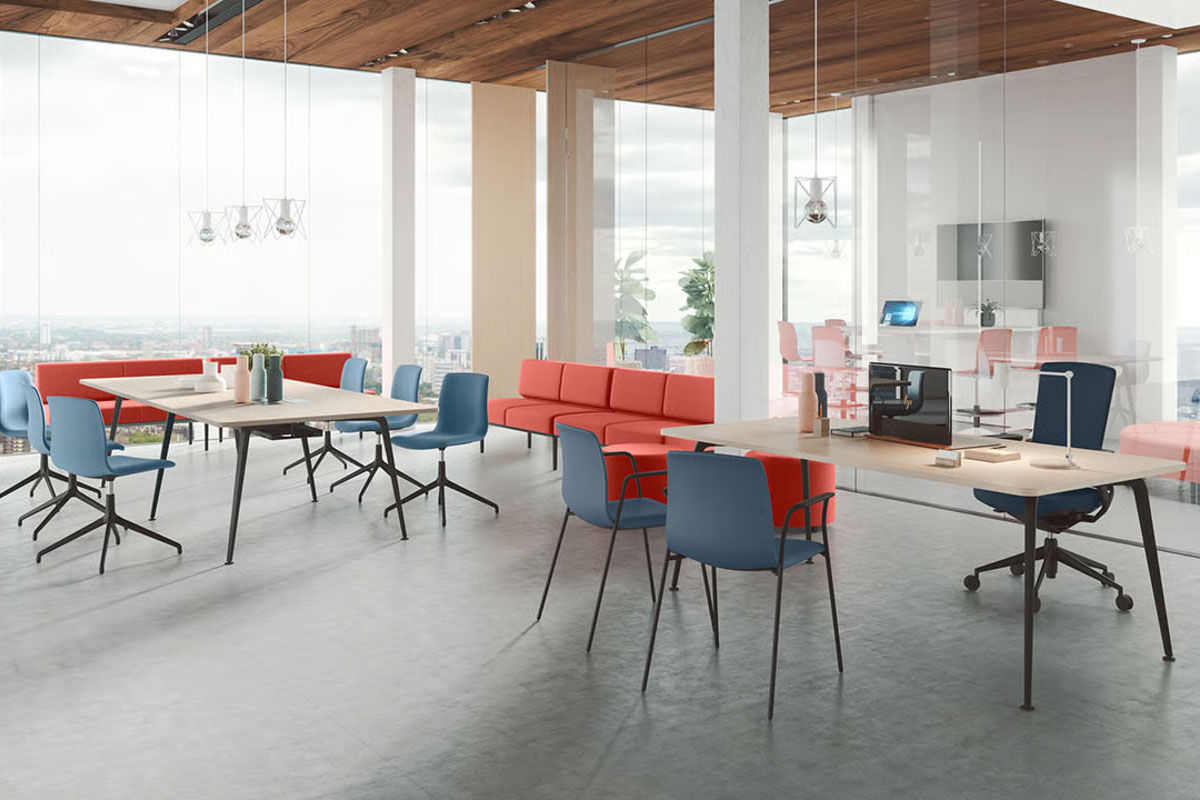 La mesa Twist destaca por la estética ligera de su pata, por eso la hemos elegido para nuestras oficinas Mesa Twist en empresa con atención al cliente de diseño actual