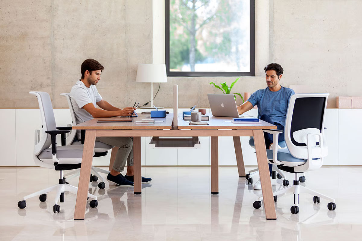La Vital es la gama alta de mesas Vital de Actiu, la más variada, completa y configurable Mesa Vital Plus en oficina de diseño actual