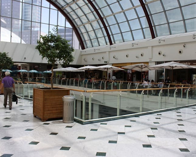 Cenicero-papelera Lausanne en centro comercial