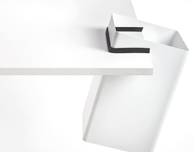 Papelera Lugano colgada de la mesa