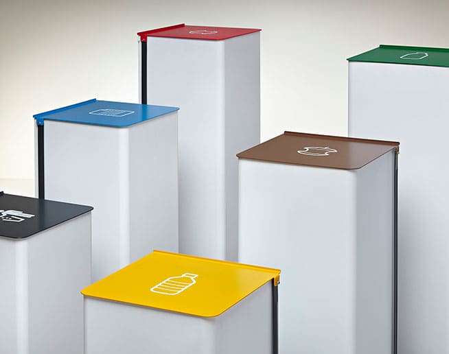 Seis papeleras Thun en tres alturas y con tapas diferentes