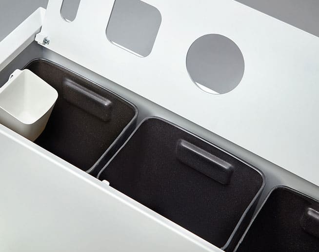 Papelera Zell con tapa levantada permite acceder a interior con cubos
