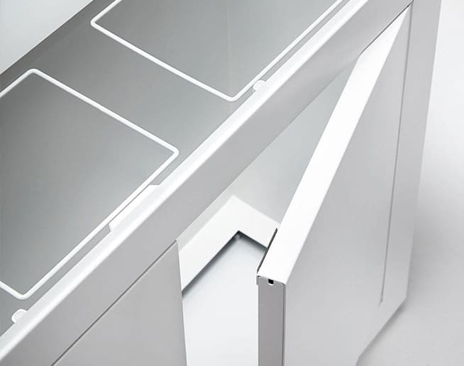 Papelera Zell con tapa levantada y puertas abiertas permite acceder a interior con aros