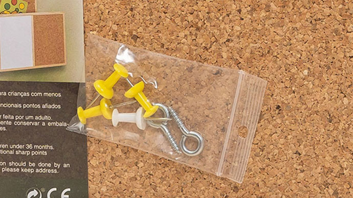 Para tu comodidad la pizarra de corcho incluye los accesorios para que puedas fijarla a la pared.