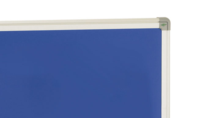 Para darle una durabilidad excepcional la pizarra azul se remata con marco de aluminio.