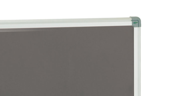 Para darle una durabilidad excepcional la pizarra gris se remata con marco de aluminio.