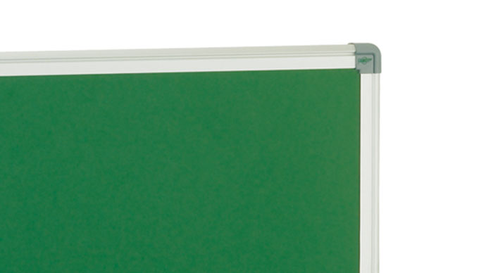 Para darle una durabilidad excepcional la pizarra verde se remata con marco de aluminio.