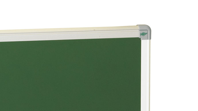 Para darle una durabilidad excepcional la pizarra verde se remata con marco de aluminio