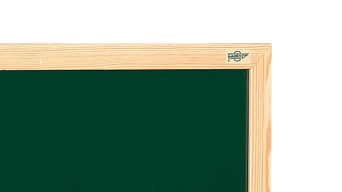 Para darle calidez, la pizarra verde se remata con marco de fibra melaminada que imita la beta de la madera.