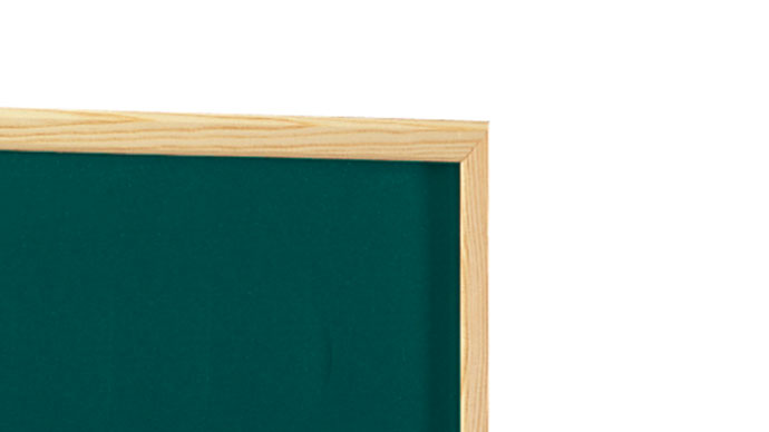 El tablero de esta pizarra verde se remata con un marco fabricado de madera de pino.