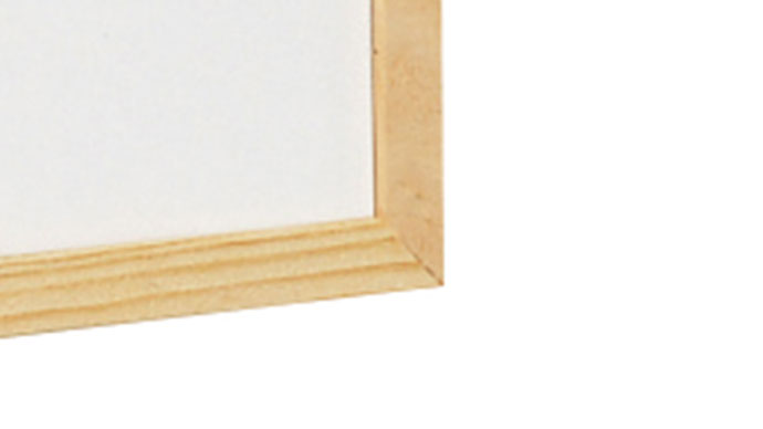 El tablero de esta pizarra se remata con un marco fabricado de madera de pino.