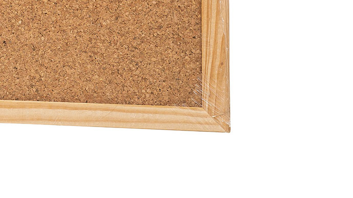 El tablero de esta pizarra se remata con un marco fabricado de madera de pino.