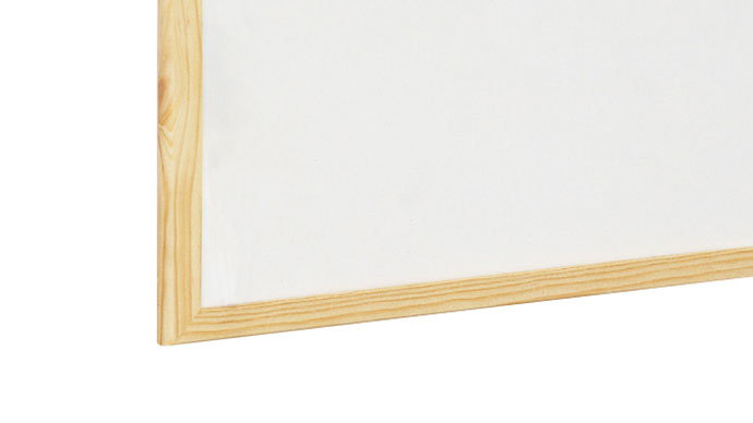 La superficie melaminada de las pizarras blancas se obtiene con la aplicación de resinas melamínicas sobre papel offset blanco, se inicia un tratamiento térmico que asegura la adherencia óptima de estos materiales. Posteriormente, este papel tratado se aplica sobre una superficie base, que puede ser aglomerado o MDF, dependiendo de la uniformidad deseada.