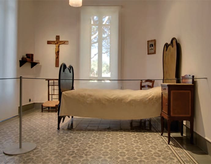 Poste separador bajo separando una habitación de una exposición histórica con cuerda de goma