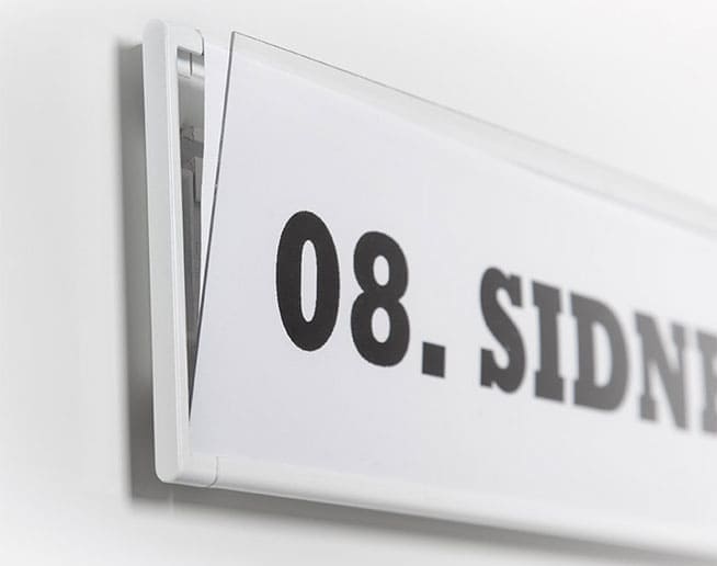 Rótulo de pared con el plástico frontal abatido