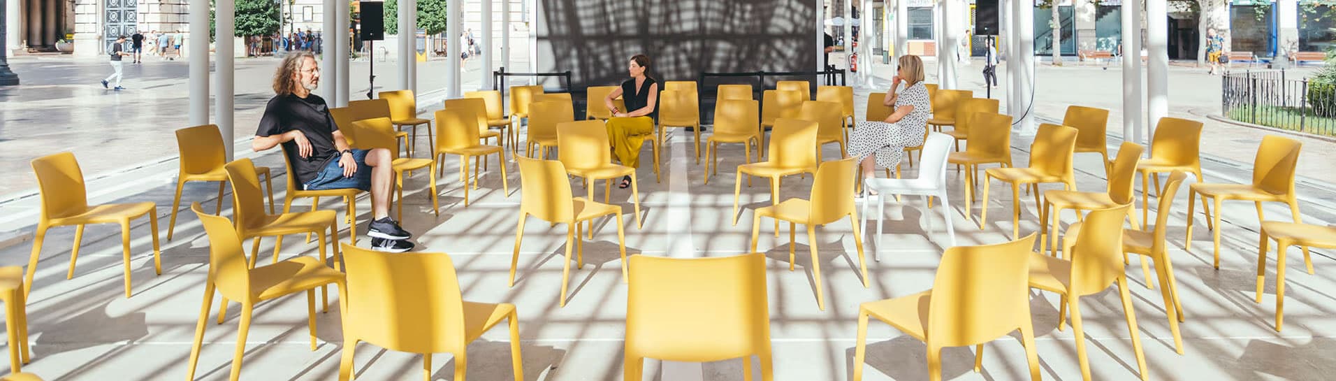 Silla Fluit de Actiu en amarillo para exteriores Sillas Fluit de Actiu en amarillo para exteriores