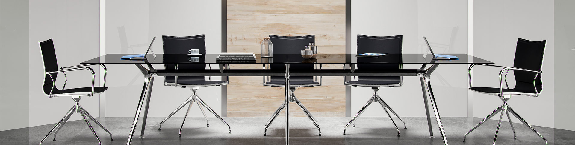 Silla Mit de Actiu, diseño minimalista para espacios contemporáneos Silla Mit de Actiu en sala minimalista