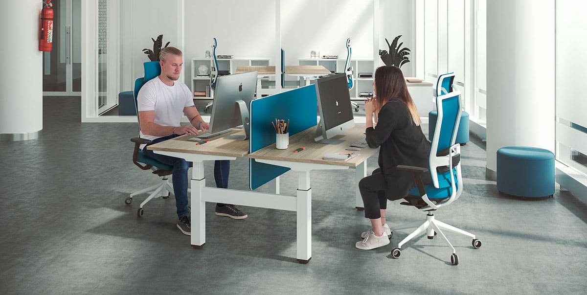 TNK Flex de Actiu: ergonomía inteligente de gama alta Silla TNK Flex de Actiu en entorno corporativo