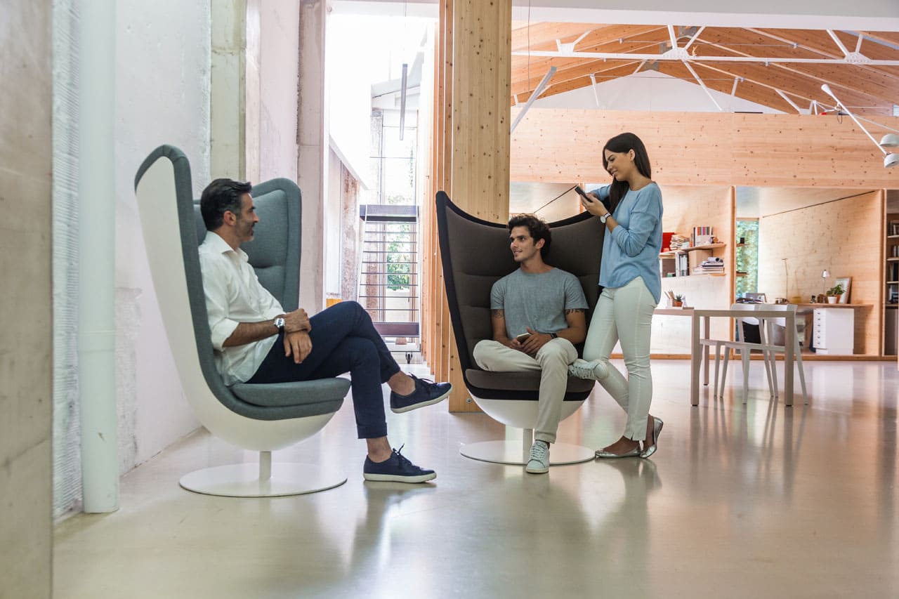 Sillón Badminton Actiu, un trono de diseño futurista y exclusivo Sillón Badminton Actiu en lobby corporativo