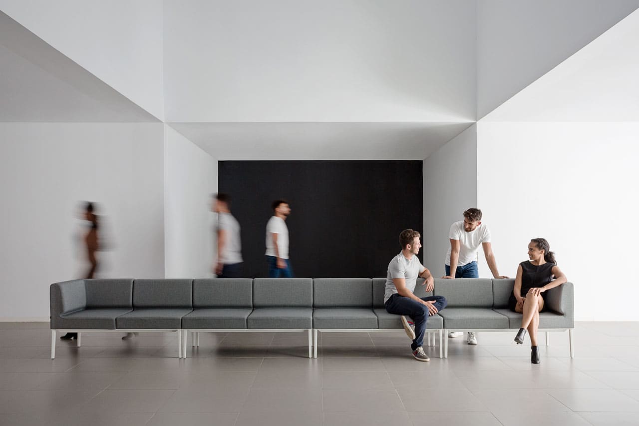 Sofá de espera modular Longo de Actiu instalado en espacio diáfano de espera y descanso Sofá modular Longo Actiu en sala de espera diáfana