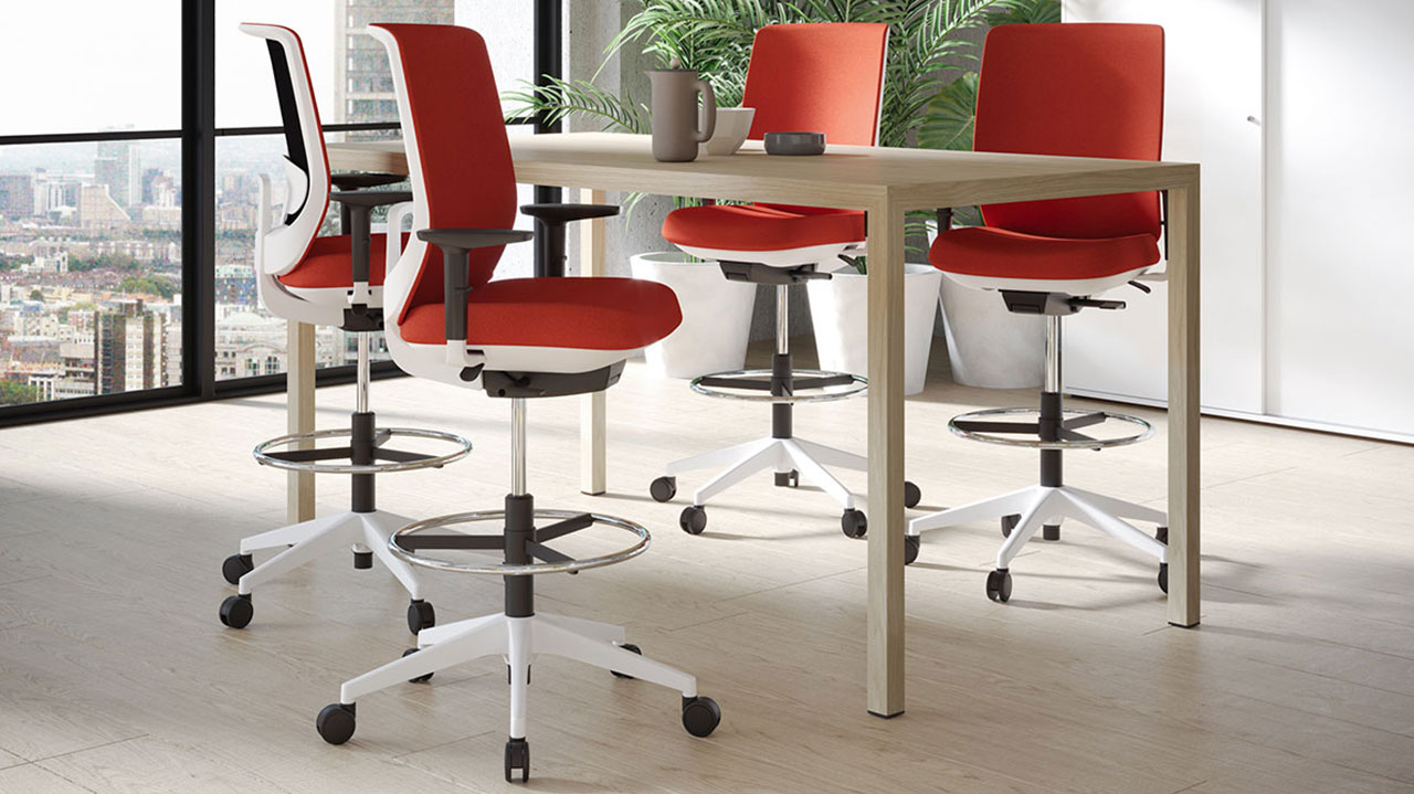 Taburetes Trim regulables en altura para mesa Prisma alta tipo meeting Taburetes regulables en altura Trim tapizados en rojo