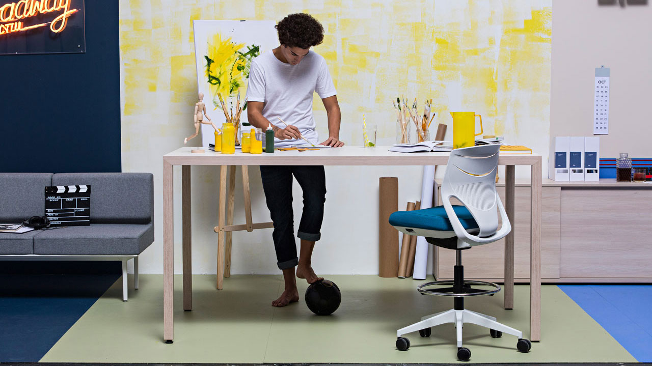 Taburetes profesionales para mesas de dibujo y estudios de arquitectura y diseño Dibujante creativo en mesa Prisma con taburete ergonómico Efit para sentarse en el momento que se canse de estar de pie