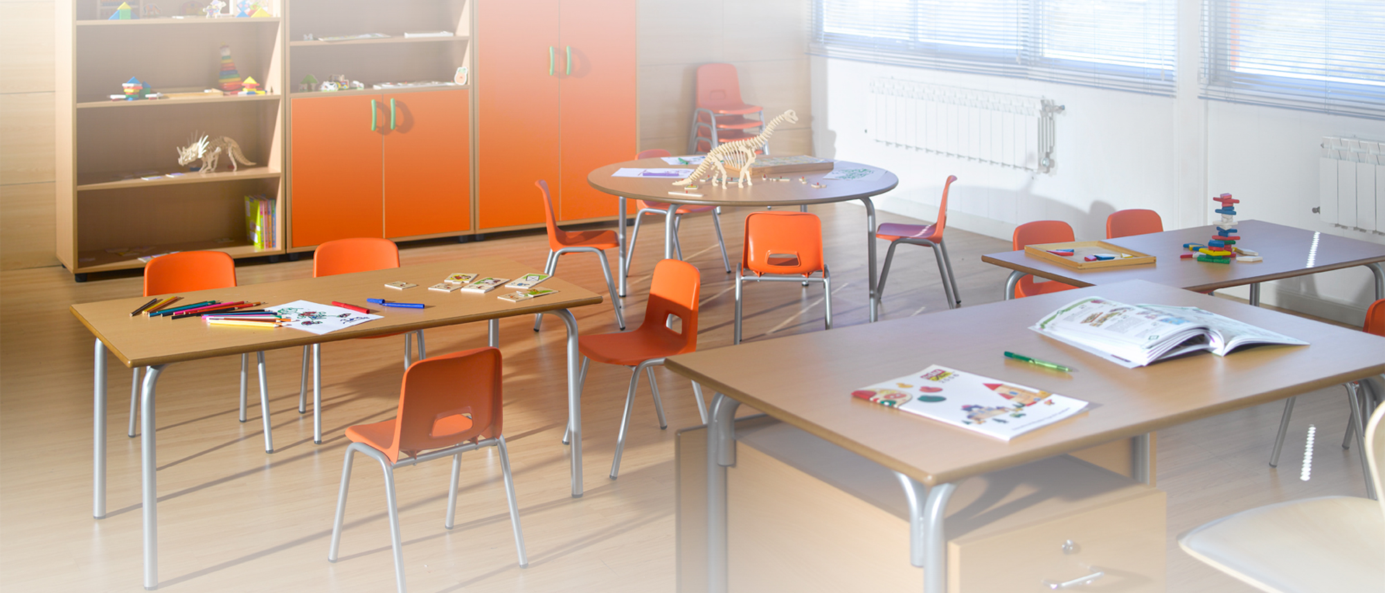 Mesas, armarios y sillas para aulmnos y profesores en centro educativo de formación