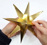 Manualidades con cartulina metalizada: Estrella de Navidad dorada