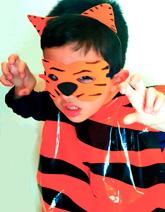Niño disfrazado de tigre con bolsa de plástico como las de basura