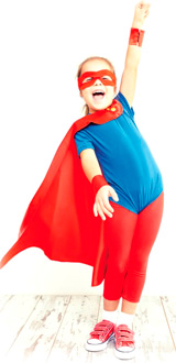 Niña disfrazada de superman con vestido creado con tela no tejida